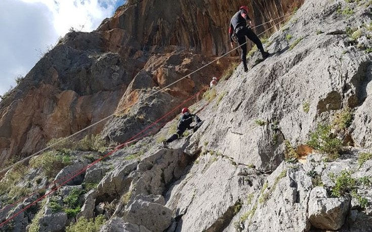 Εικόνες από την άσκηση της ΕΜΑΚ με αναρρίχηση και διάσωση από βράχο